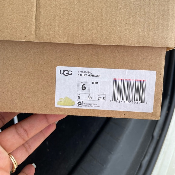 Yellow UGG slipper's KIDS SIZE 6 (box included)
